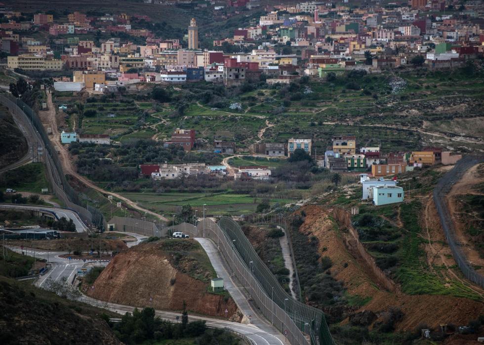 30 Border Walls Around The World Today Stacker